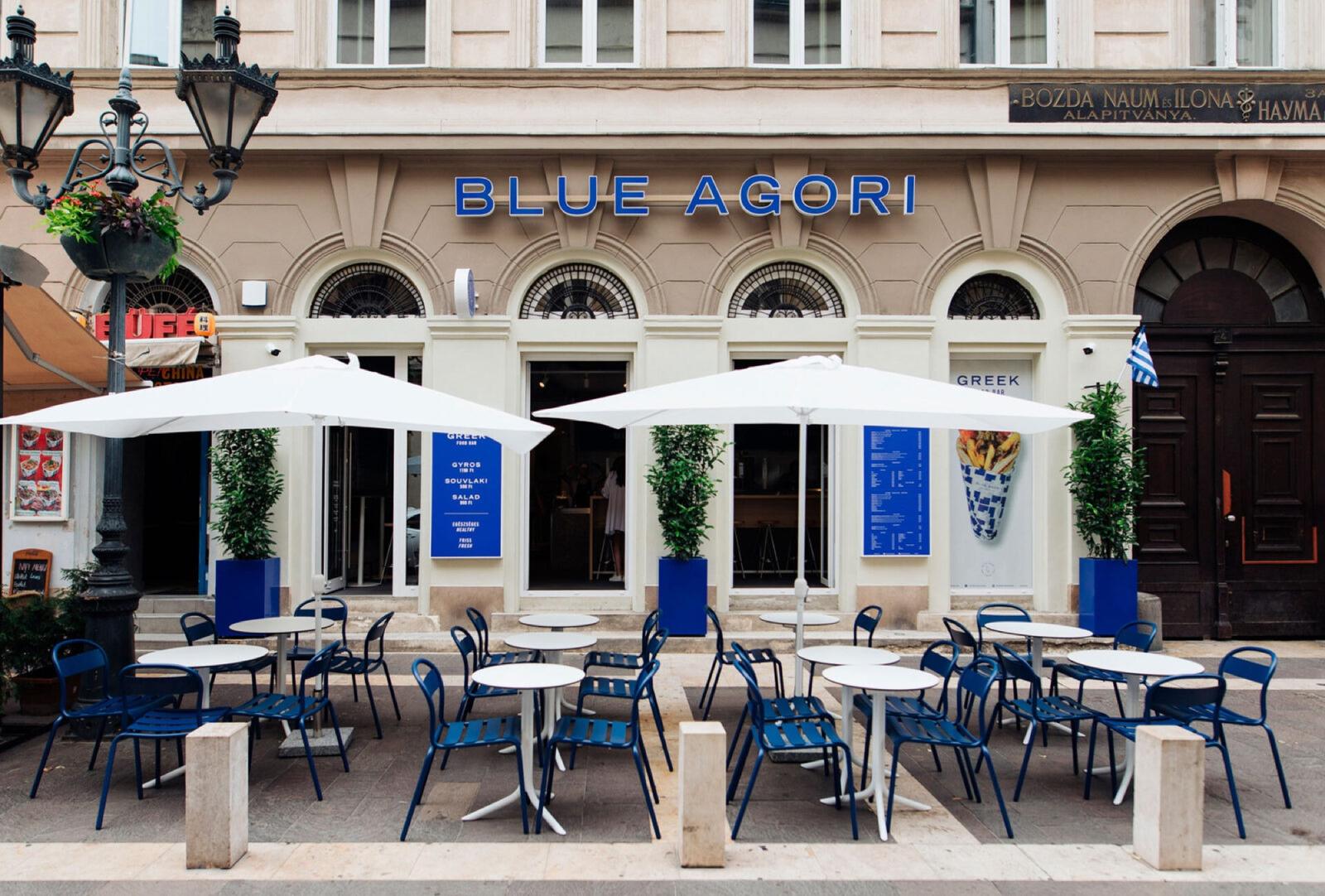 A Blue Agori világító betűi egy klasszikus budapesti homlokzaton