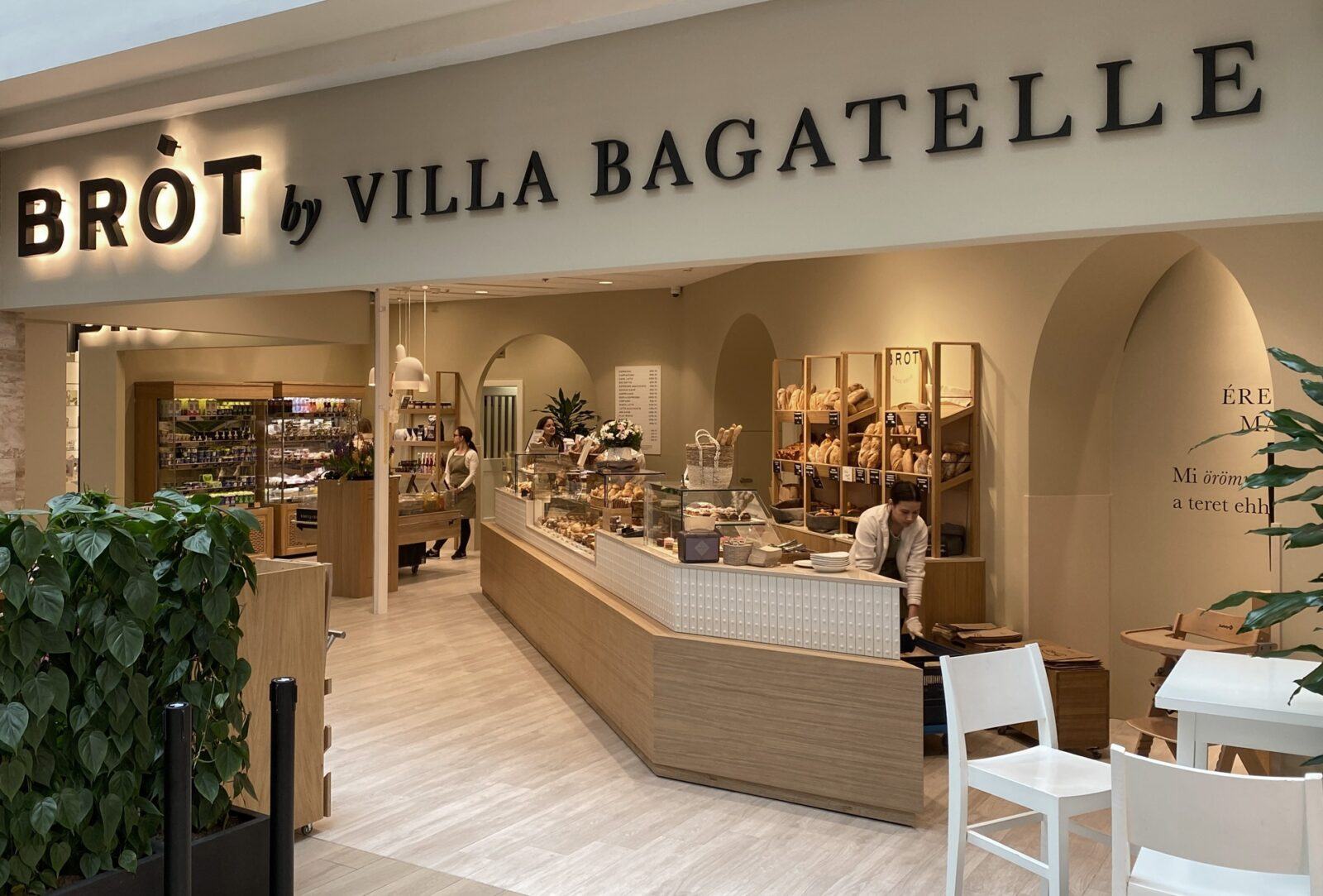 A BRÓT by VILLA BAGATELLE portálfelirat térbeli betűkkel a bejárat felett