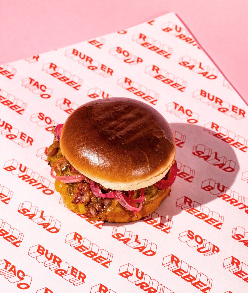 Rózsaszín, Rebel-mintás csomagolás egy hamburger alatt