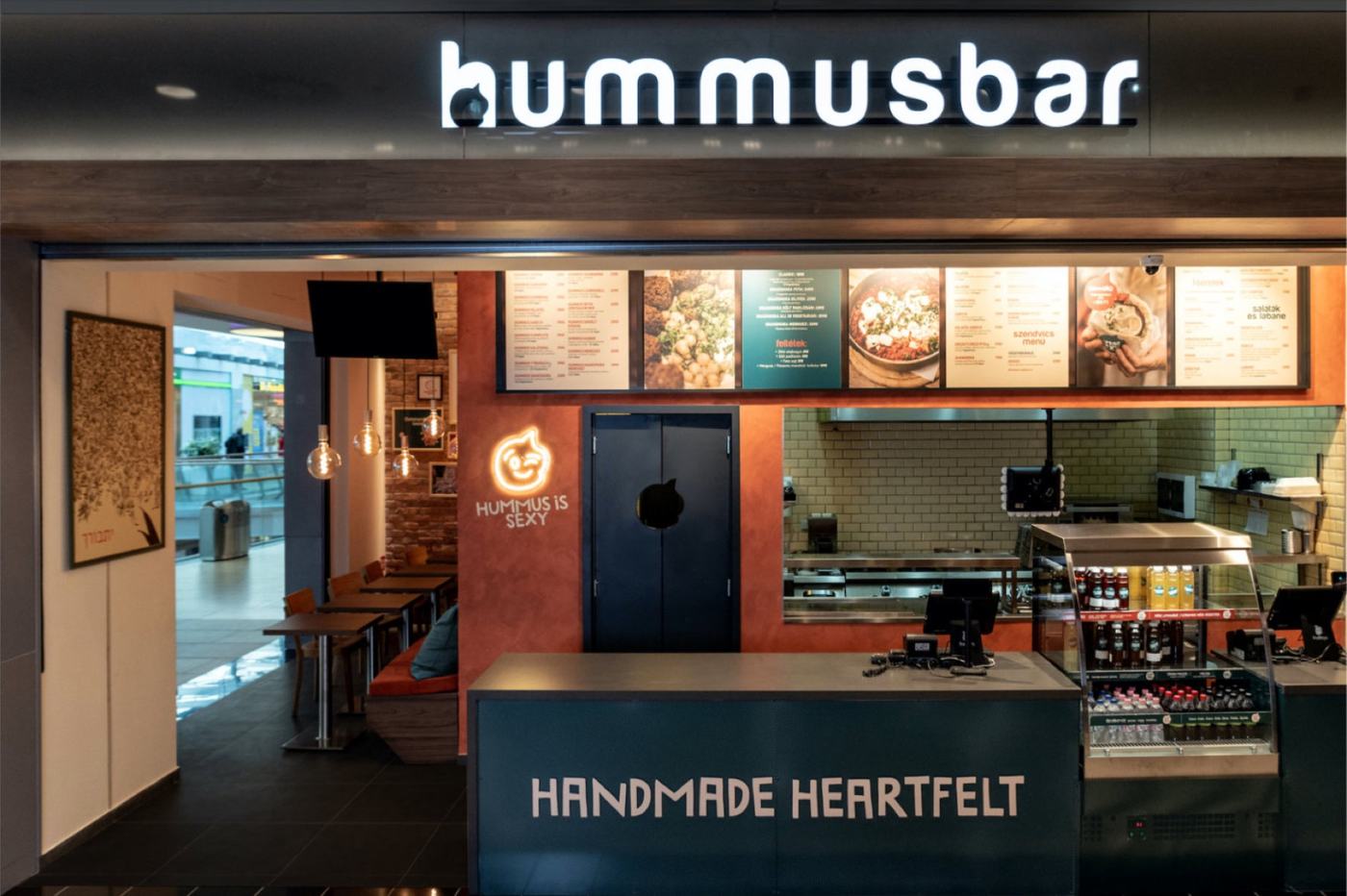 A Hummusbar világító logója és a pultfront plasztikus betűi